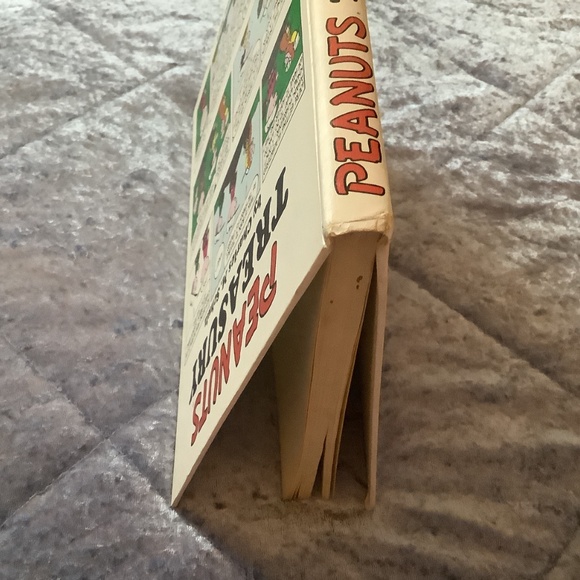 Peanuts Treasury - Picture 5 of 16